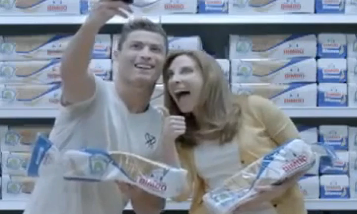 CR7 le pide un autógrafo a una madre, cuyo papel lo interpreta la actriz mexicana Mónica Huarte (Foto: Tomada de Youtube)