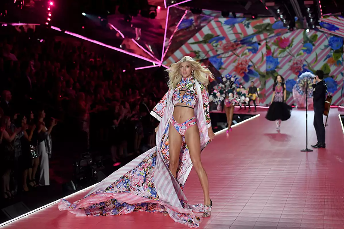 2018 Victoria's Secret Fashion Show - Runway