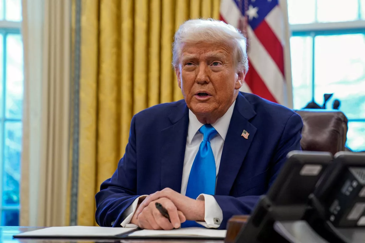 El presidente de los Estados Unidos, Donald Trump, habla mientras firma documentos en la Oficina Oval de la Casa Blanca en Washington, EE. UU. 4 de febrero de 2025