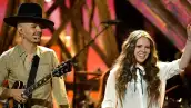 Jesse & Joy durante presentación en vivo.