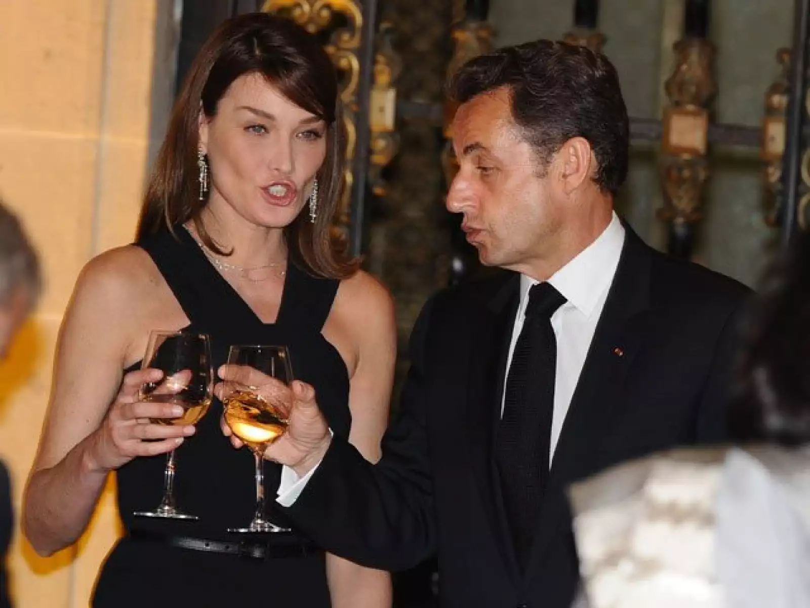 Un poco más tarde, la pareja conversó y bebió en la cena ofrecida en honor del Presidente de Francia.