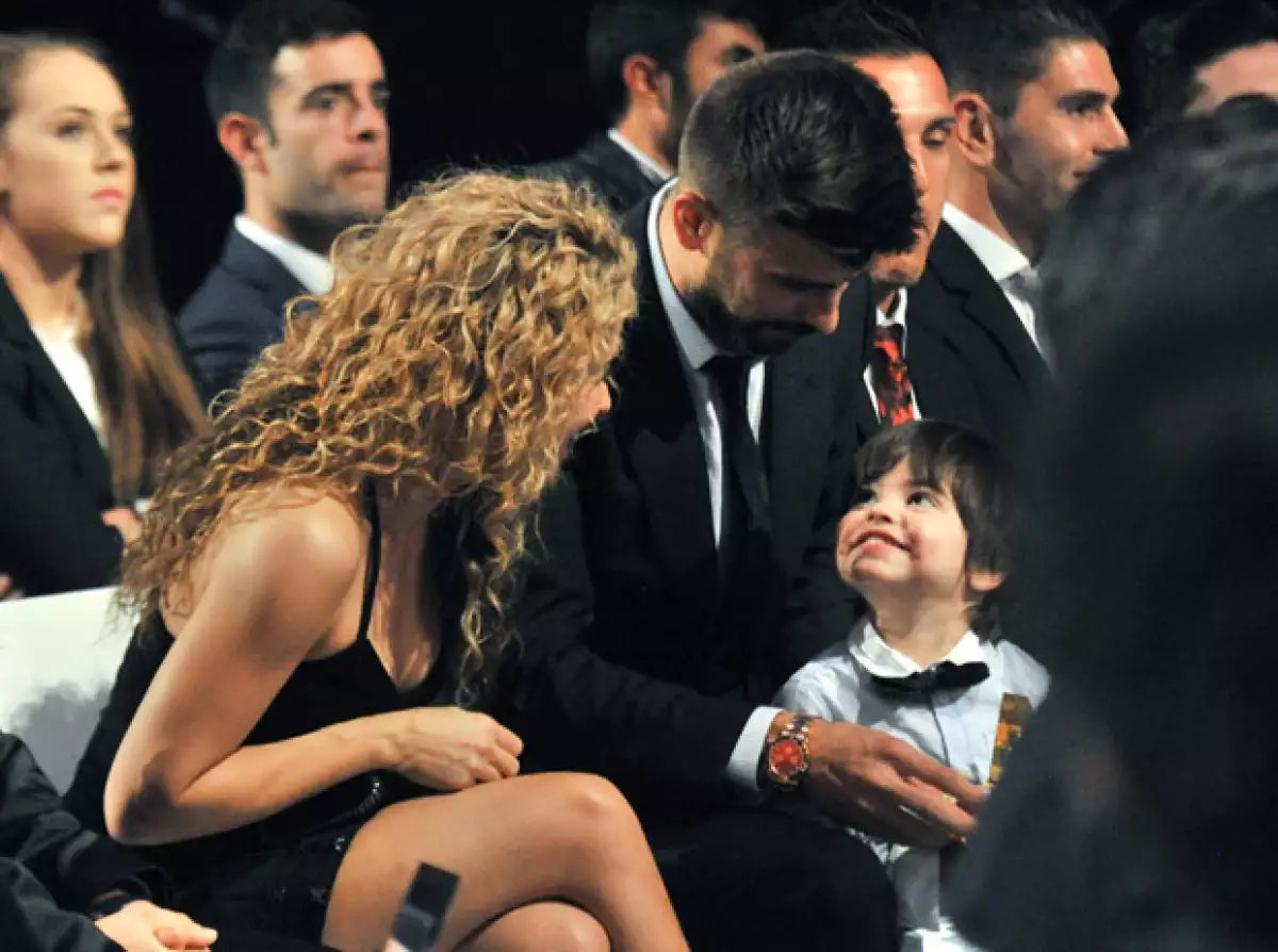 De la manera más tierna, el futbolista fue acompañado por su pareja y su primogénito para recibir el premio al Mejor Jugador Catalán.