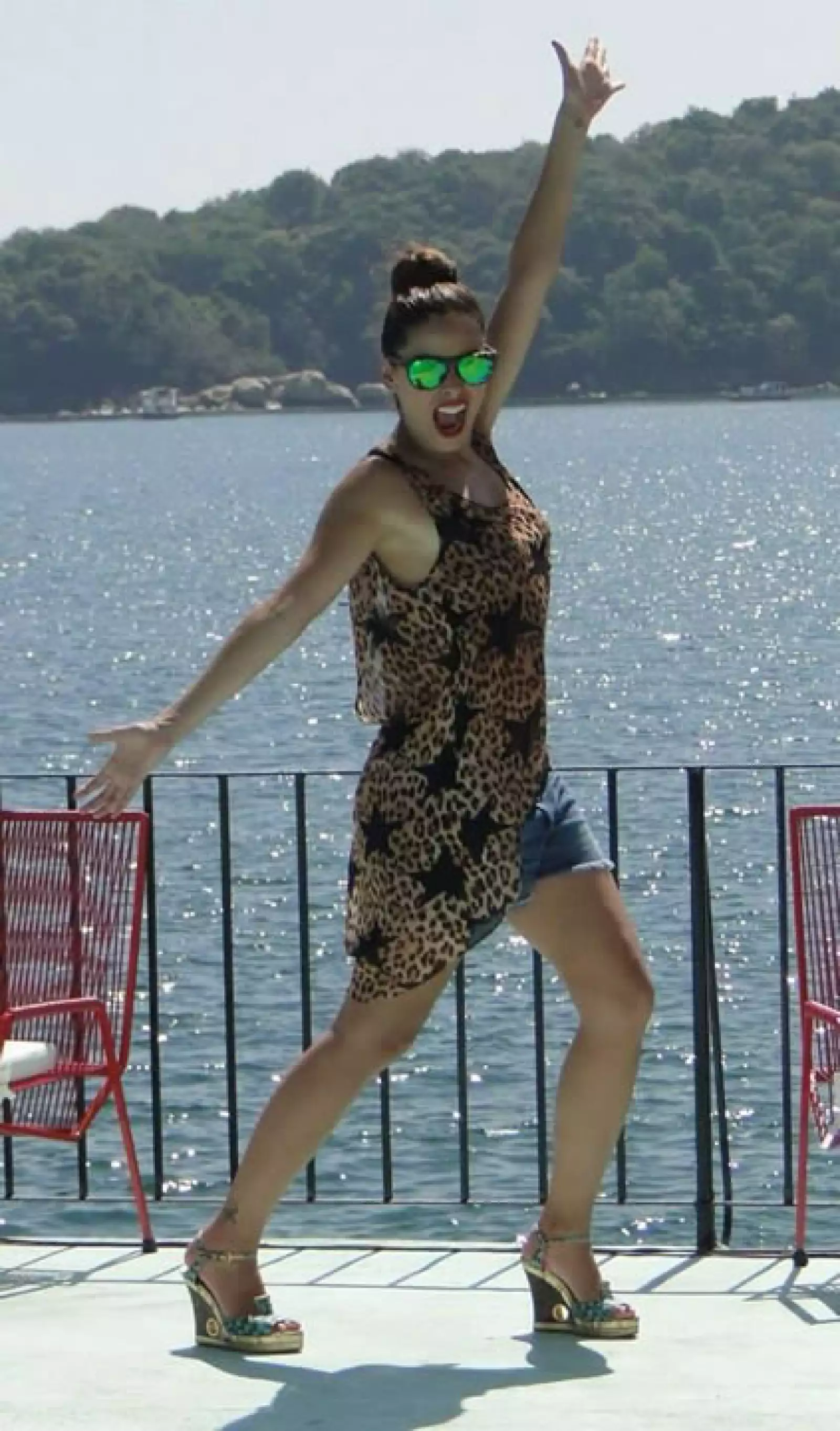Galilea mostrando sus poses de triunfadora.