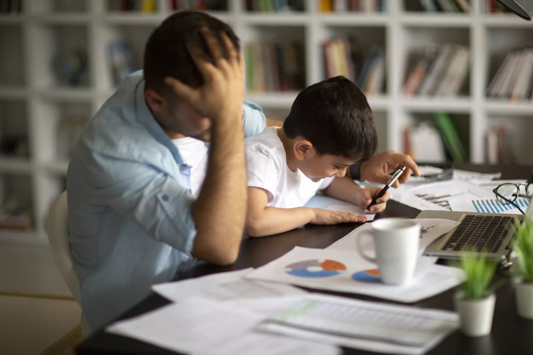 Home office te ahorra tiempo de traslado, pero te hace trabajar más