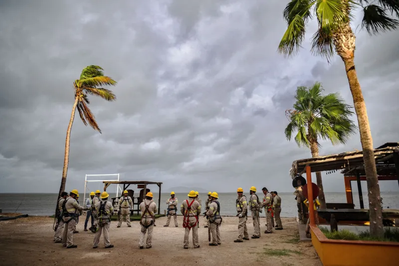 Trabajadores de la compañía eléctrica se reúnen para una sesión de planificación en Puerto San Carlos, Baja California Sur (México), ante la llegada del huracán Polo el 28 de septiembre de 2026. Se prevé que el huracán toque tierra posiblemente como categoría 3, trayendo consigo condiciones meteorológicas extremas que incluyen fuertes vientos, cortes de electricidad e inundaciones repentinas.