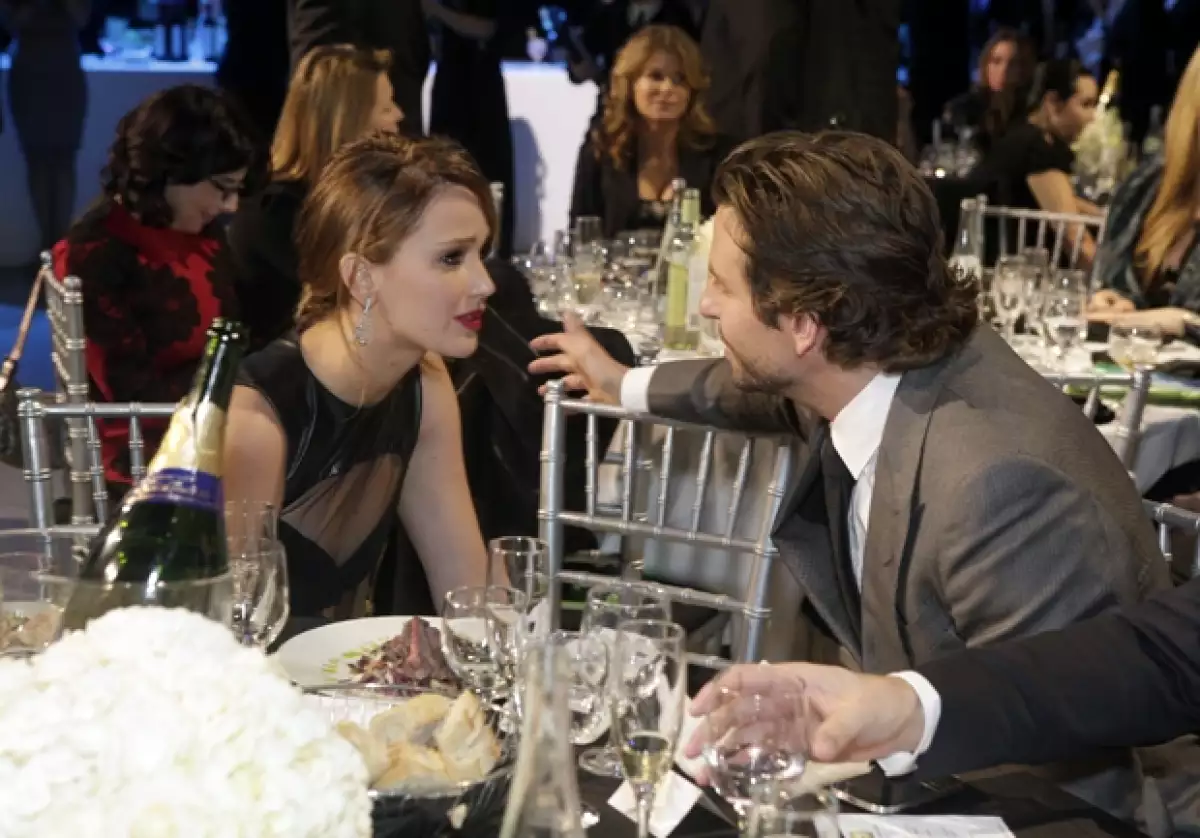 Él soltero por terminar con Zoe Saldana y ella que apenas rompió con Nicolas Holt, se notaron muy felices de trabajar juntos en la película que les dio el premio a mejores actores de comedia.