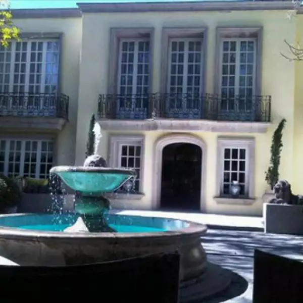 “Mi nueva casa, (en la novela) ja” fue lo que puso en la imagen que subió el actor Erick Elías, quien se encuentra grabando el melodrama Niña de mi corazón para Televisa.