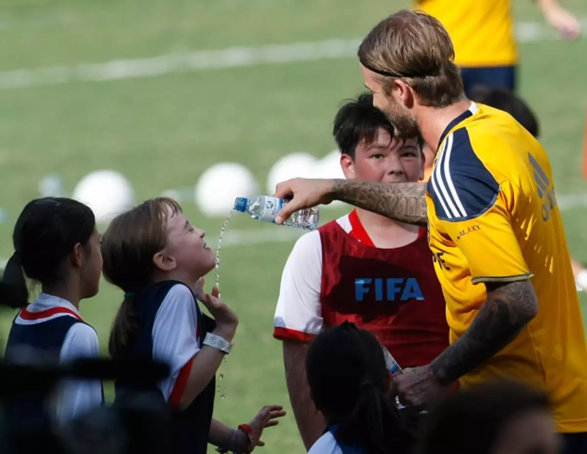 El futbolista inglés convivió con niños filipinos que han enfrentado problemas en su infancia durante una gira de su equipo, el Galaxy, y a nombre de UNICEF.