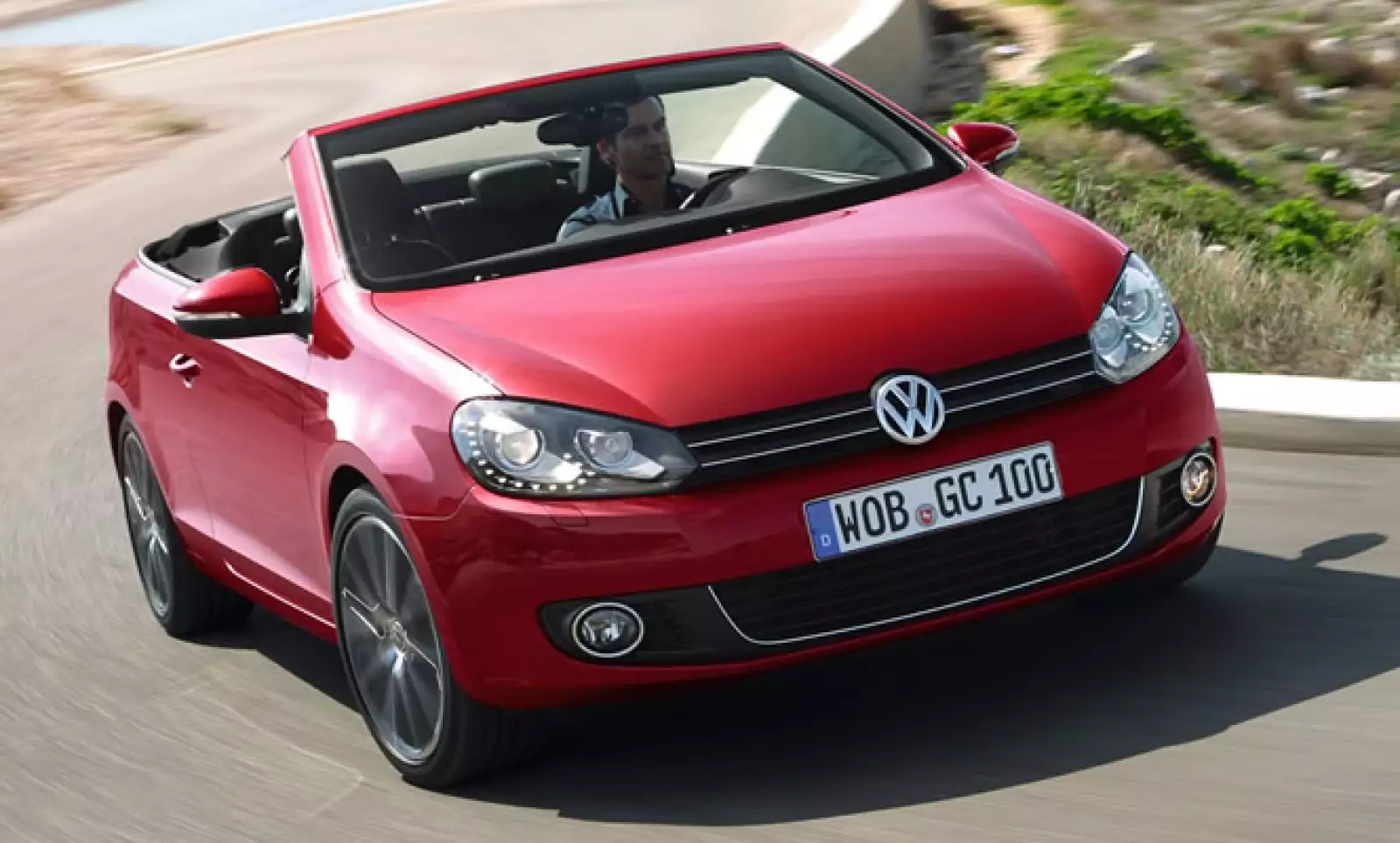 La firma alemana también ofrece su nuevo Golf en versión cabriolet, con un motor que eroga una velocidad de 0 a 100 kilómetros por hora en menos de 6 segundos.