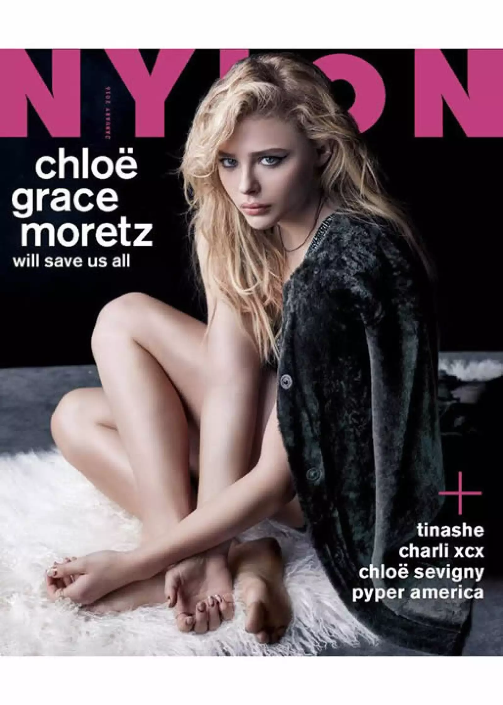NYLON: La actriz Chloe Grace Moretz aparece en la portada con un suéter oversize y un look de belleza rock chic.