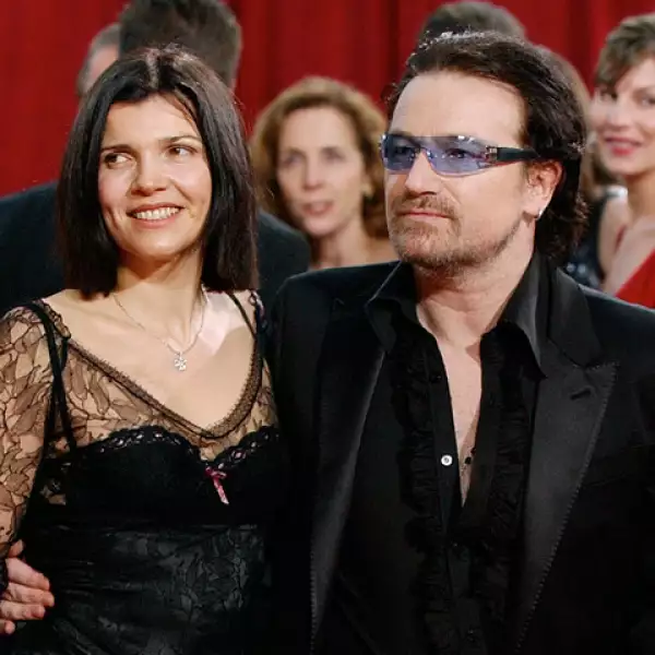 Bono tiene lentes de muchos colores, pero de sus favoritos son los de color azul y naranja. Esta foto fue tomada durante la alfombra roja de los premios Oscar del 2003, a donde fue acompañado por su esposa Alison Stewart.