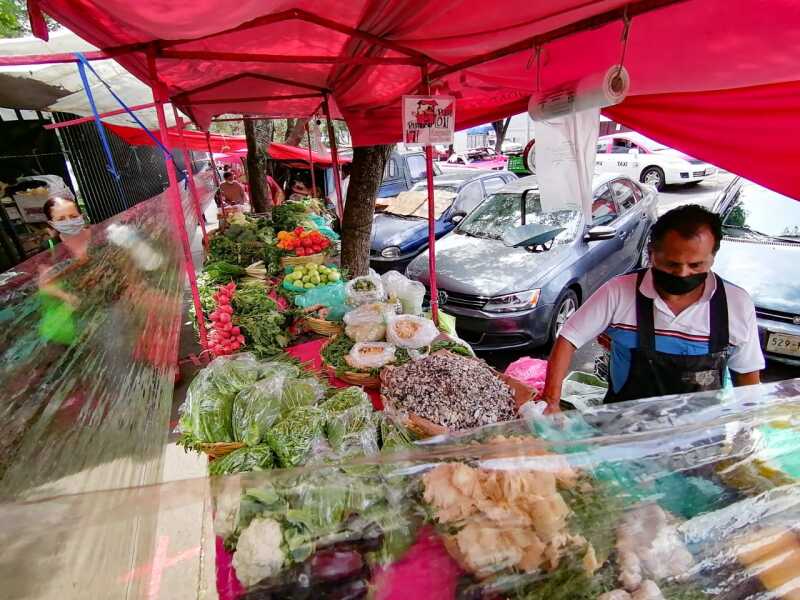 Ignacio Trinidad trajo productos desde Puebla para vender tras dos meses de no instalarse por la epidemia de COVID-19 en CDMX.