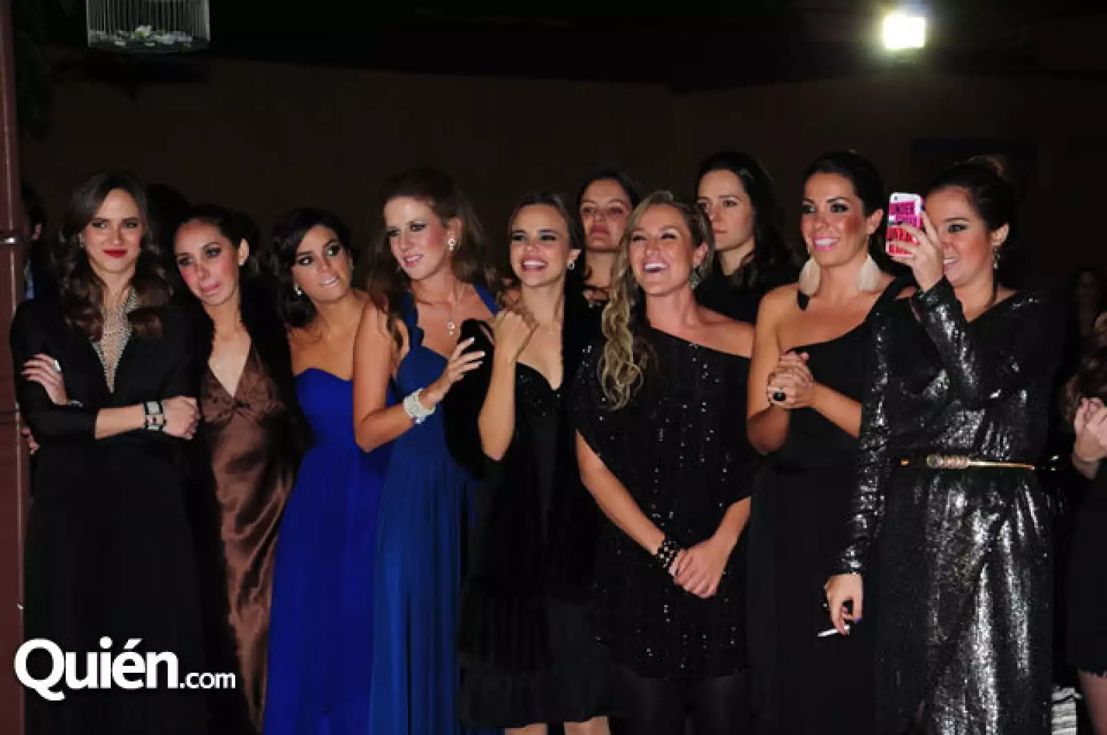 Las amigas emocionadas viendo el vals