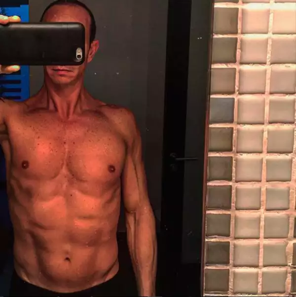 Erik luce un abdomen marcado y fuertes brazos.