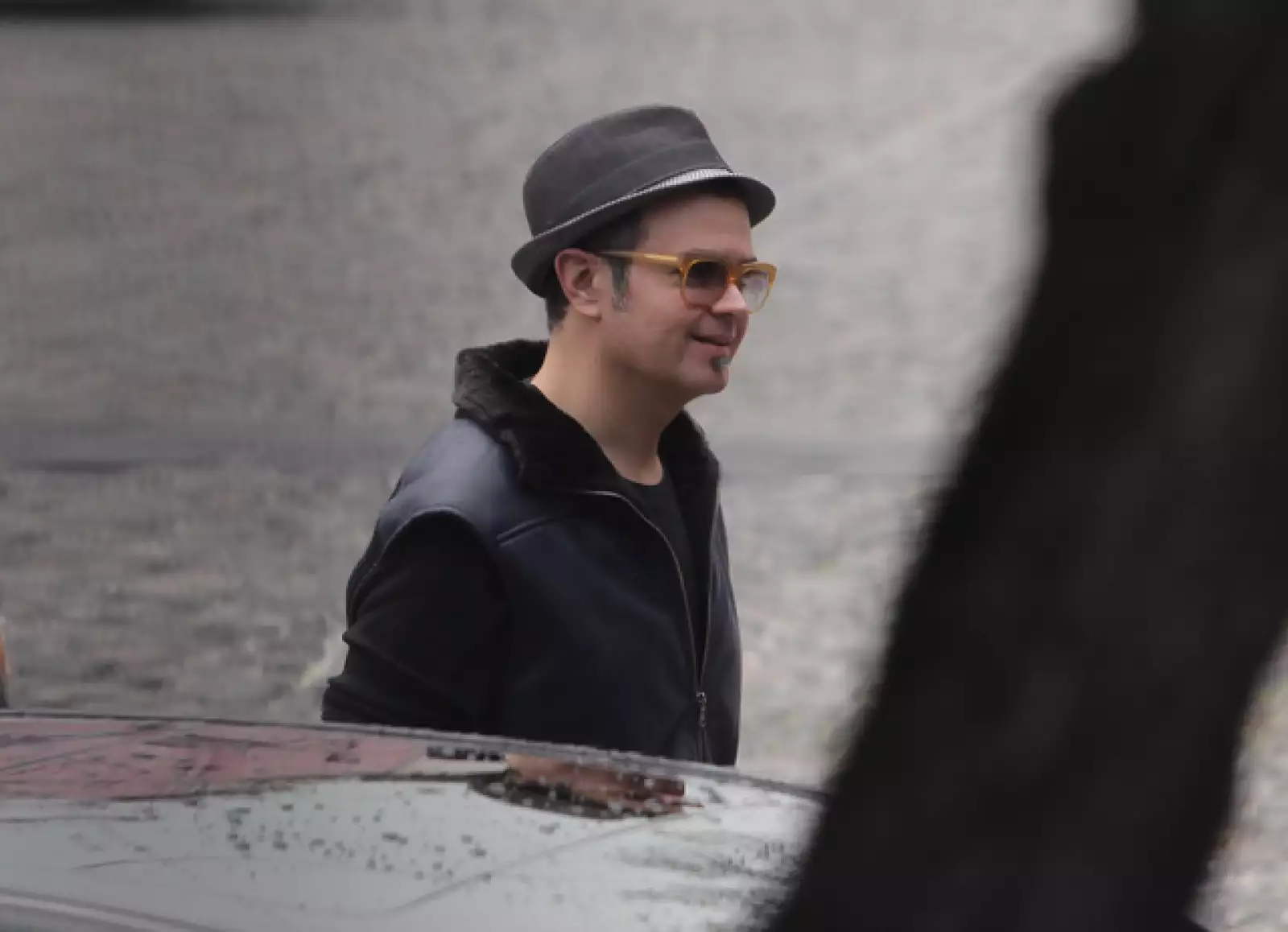 Aleks Syntek llegando a la convivencia con sus alumnos.