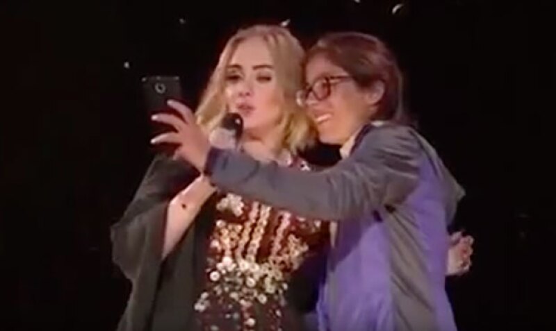 La cantante no pudo evitar eructar frente a su admiradora.