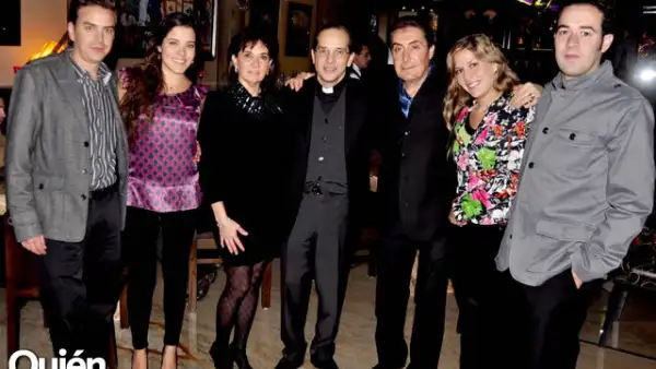 Joe Hinojosa, Gina Saenz de Hinojosa, Irma Reyes de Saenz, Padre Pablo Mejía, Horacio Saenz, Celina Ramos de Saenz y Bruno Saenz