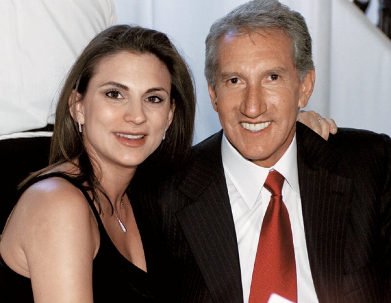 El ex Gobernador del Estado de México y su ex esposa francesa están en una disputa por la custodia de sus tres hijos, sin embargo, alguna vez hubo amor.