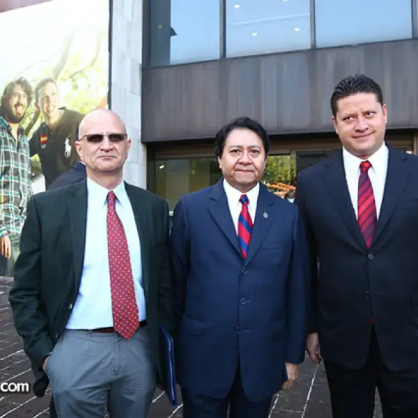Abelardo Meneses, César Gómez Monge, secretario de salud del Gobierno del Estado de México, y Simón Kawa