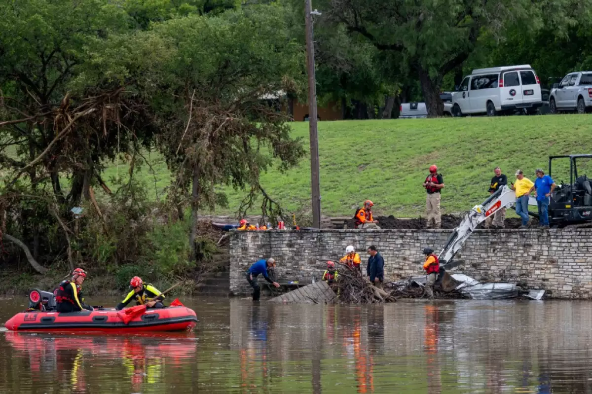 14 DE JULIO: Se realizan operaciones de búsqueda y rescate en el río Guadalupe el 14 de julio de 2025 en Kerrville, Texas. Más de 160 personas siguen desaparecidas después de que las células de tormenta se detuvieran sobre el área, arrojando casi 15 pulgadas de lluvia y causando un aumento de 22 pies a lo largo del río Guadalupe.