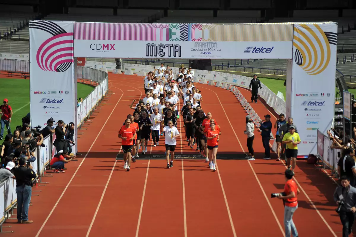 Encargados de los relevos entrando al Estadio Olímpico Universitario.