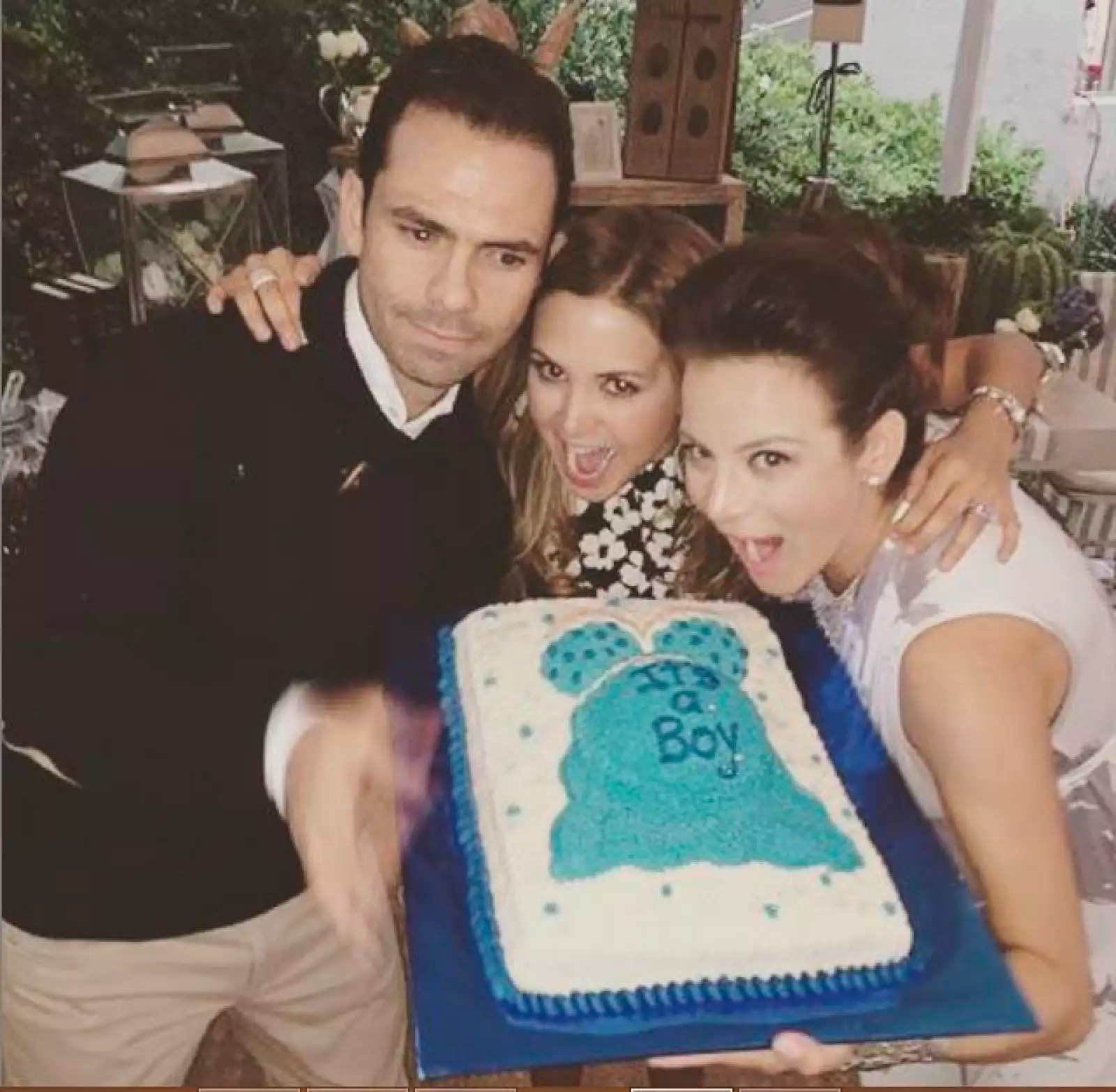 Disfrutando del original pastel.