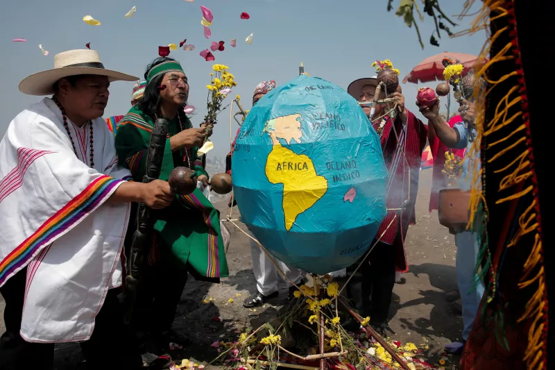 Los chamanes de Perú realizan un ritual tradicional y hacen una ofrenda a la "Pachamama" (Madre Tierra) en vísperas del "Día de la Tierra", en Lima, Perú. (Foto: REUTERS/Sebastian Castaneda)