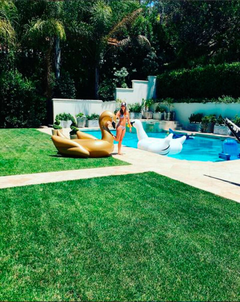 La actriz celebró el inició del verano con sus amigos en una pool party.