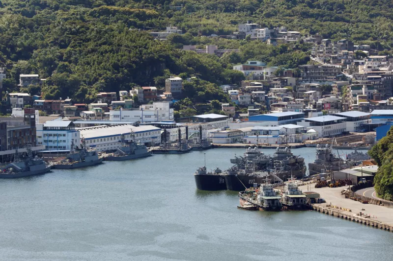 Se ven barcos de la Armada de Taiwán en el puerto de Keelung, Taiwán.