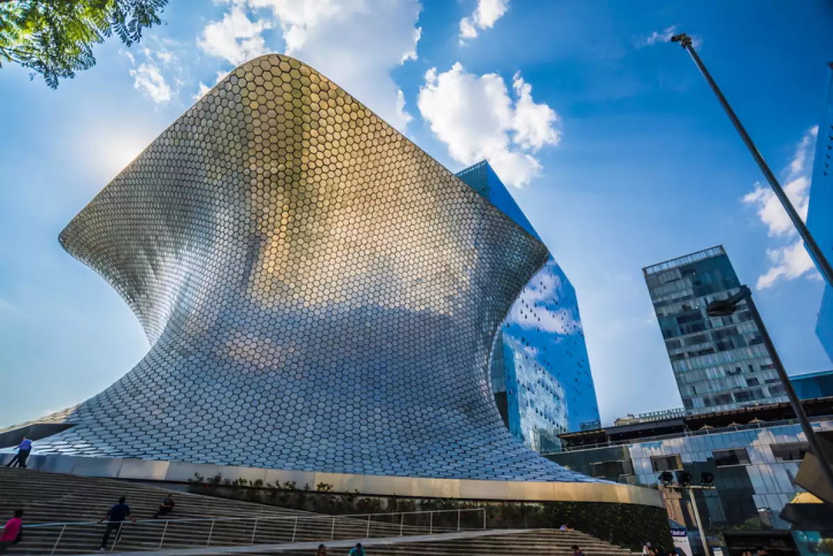 El Museo Soumaya es una institución cultural sin fines de lucro y está ubicado en la Ciudad de México. Posee y comparte la colección de la Fundación Carlos Slim, con más de 3 siglos de arte americano y europeo, en espacios de encuentro multicultural.