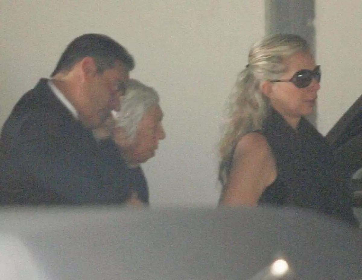 Ernestina Sodi llegó a la funeraria con su abuelita, la señora Eva Mange.