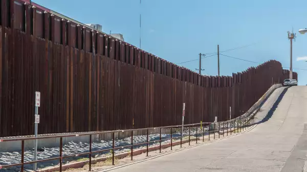Contra muro.