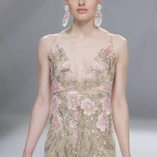 Vestido halter con escote en V con bordados en listón de seda y cuentas corneta.