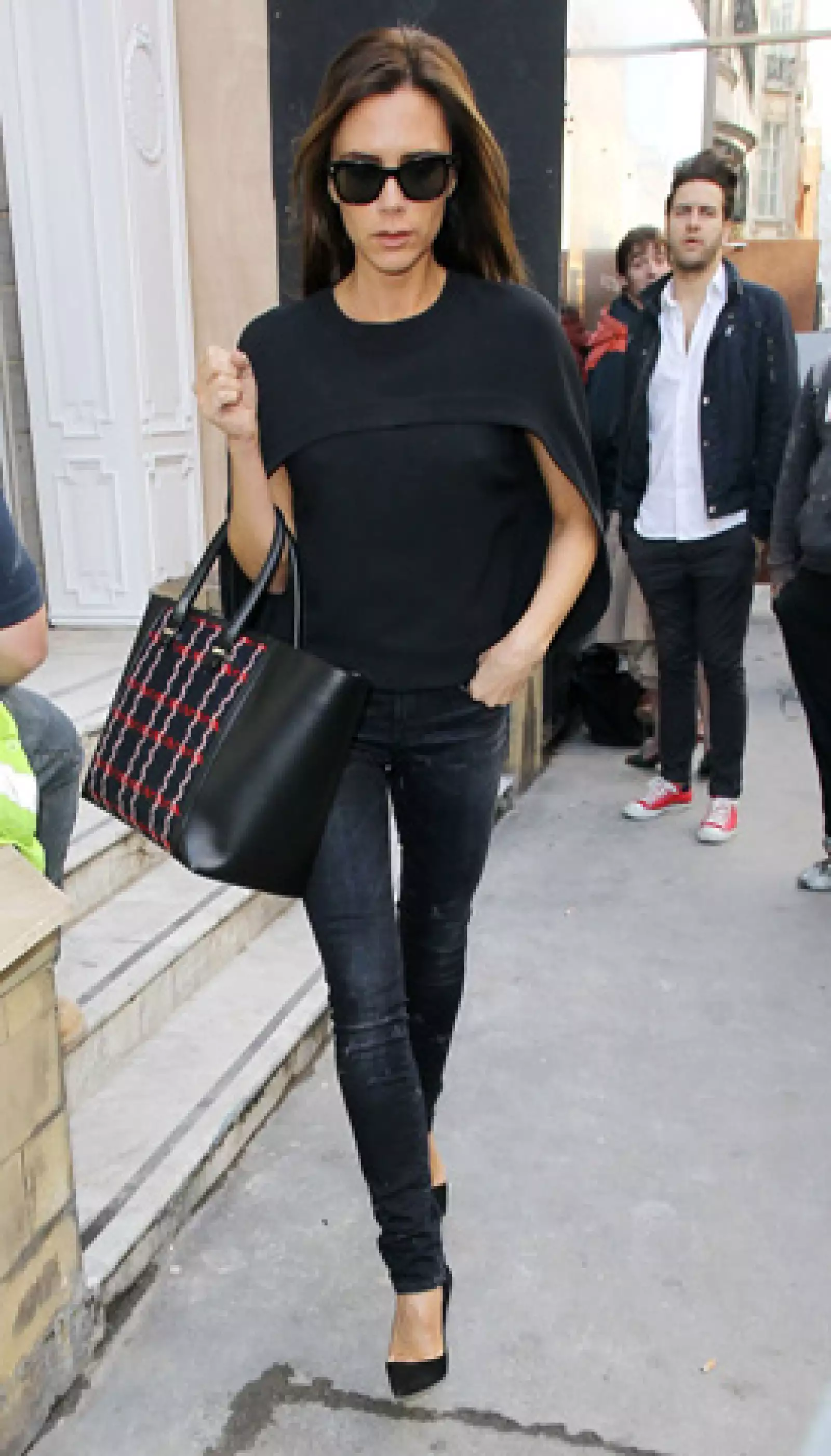 Famosa por su delgadez Victoria Beckham trata de comer muy sano ingiriendo mucho pescado y vegetales. Esta madre, diseñadora de 41 años y pesa 48 kilos. Entrena diario ¿su favorito? Soulcycle.