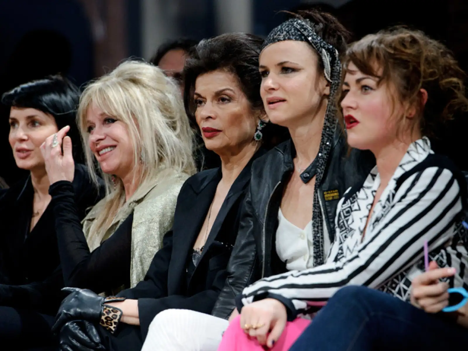 La ex esposa de Mike Jagger, Bianca Jagger asistió con su amiga Juliette Lewis a ver la nueva línea de Julien MacDonald.