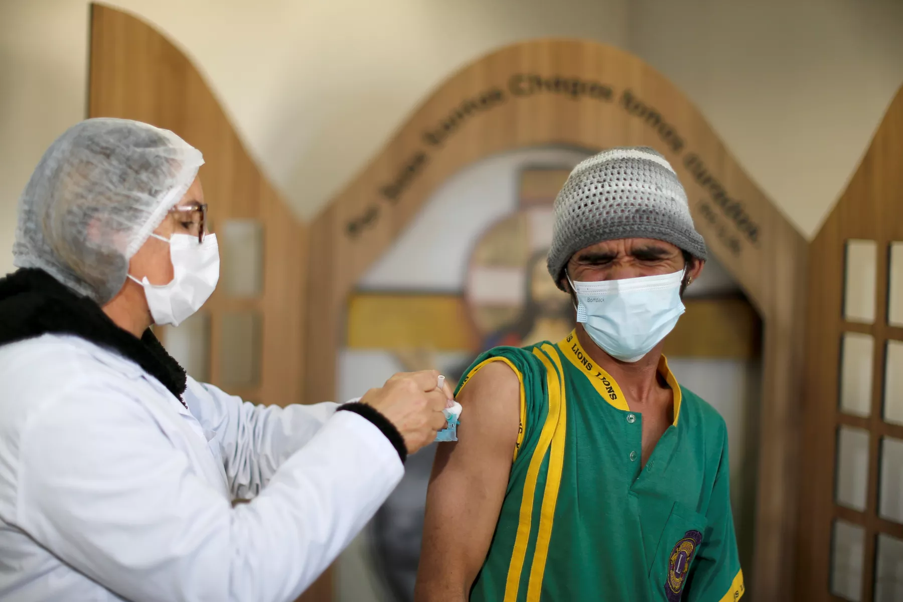 Estados Unidos avisó este lunes de un posible vínculo entre la vacuna contra la covid-19 de Janssen, filial de la multinacional estadounidense Johnson & Johnson, y el síndrome de Guillain-Barré, en el que el sistema inmune ataca los nervios.