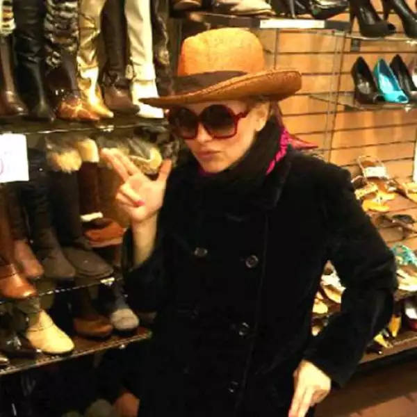 Paulina Rubio escribió.  “De incógnito por las calles de LA...”