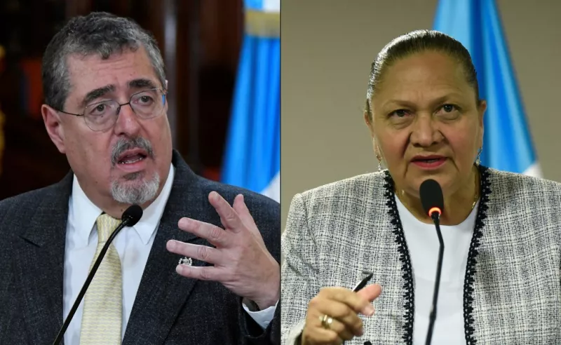 Una persona sostiene una vela mientras está cubierta con la bandera nacional de Venezuela con una imagen del candidato opositor Edmundo González, durante una vigilia en homenaje a los ciudadanos que fueron detenidos, luego de los resultados electorales disputados, en Caracas, Venezuela, el 8 de agosto de 2024.