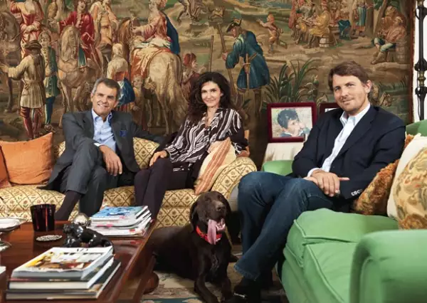 EN FAMILIA. Ferruccio, Ilaria y Salvatore Ferragamo con Birdie, una de las mascotas de Salvatore, quien asegura que las personas que tienen un perro no saben de lo que se están perdiendo.
