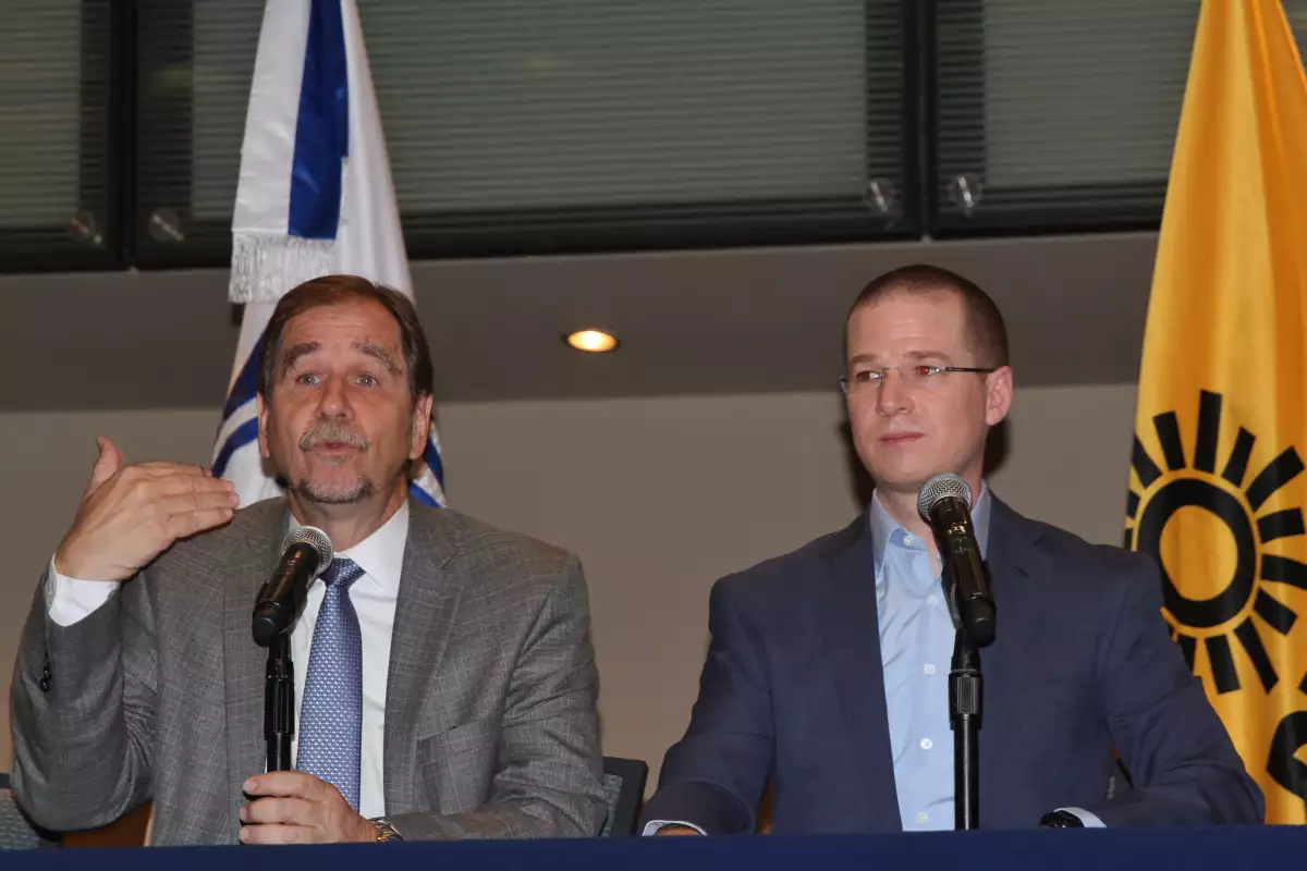 Los respectivos dirigentes del PAN y el PRD anunciaron que denunciarán el supuesto uso electoral del programa, para evitar que se replique en otras entidades.