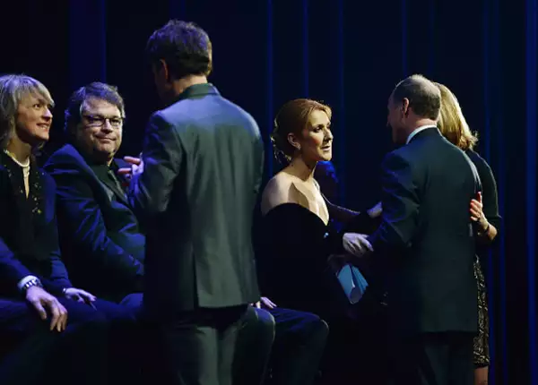 Celine recibió el pésame de las personas cercanas que estuvieron presentes en el tributo a su esposo.