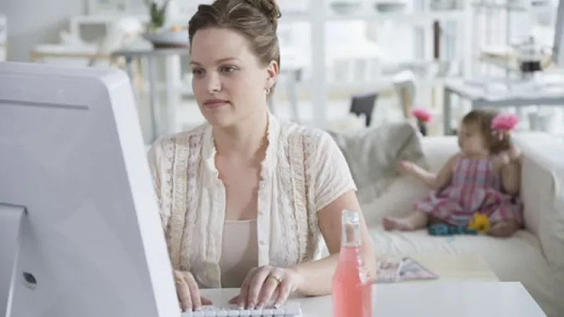 Una madre trabaja frente a su hija