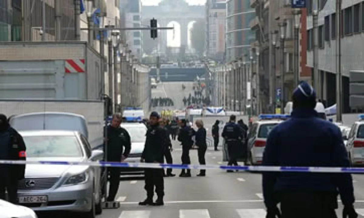 Un grupo de policías monitorea la zona cercana al aeropuerto de Bruselas después del ataque suicida que dejó varios muertos y heridos. (Foto: Getty Images)