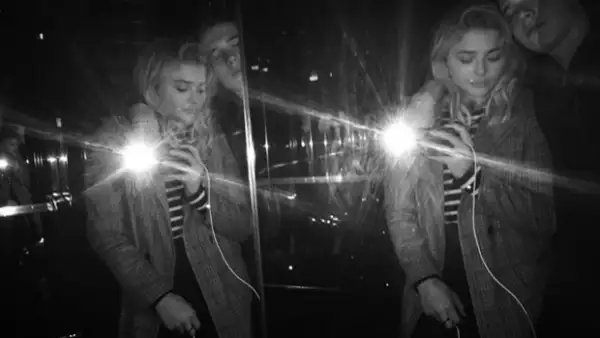 ¿Son o no son? Los rumores de que la actriz y el hijo de David Beckham son pareja se han hecho más fuertes después de que él publicara una foto en la que aparecen muy juntos.