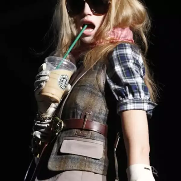 CAPAS. Cinturones sobre chalecos, sobre camisas. Cuando se trata de hacer equipo, las texturas son lo más importante, y entre más mejor. El estampado estrella: los cuadros.