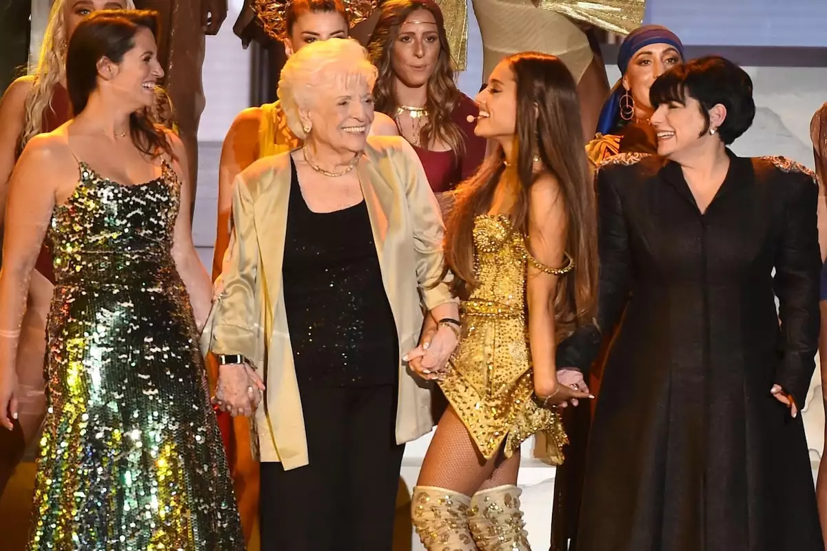 Marjorie Grande abuela de Ariana Grande en el escenario con su nieta y su hija Joan Grande
