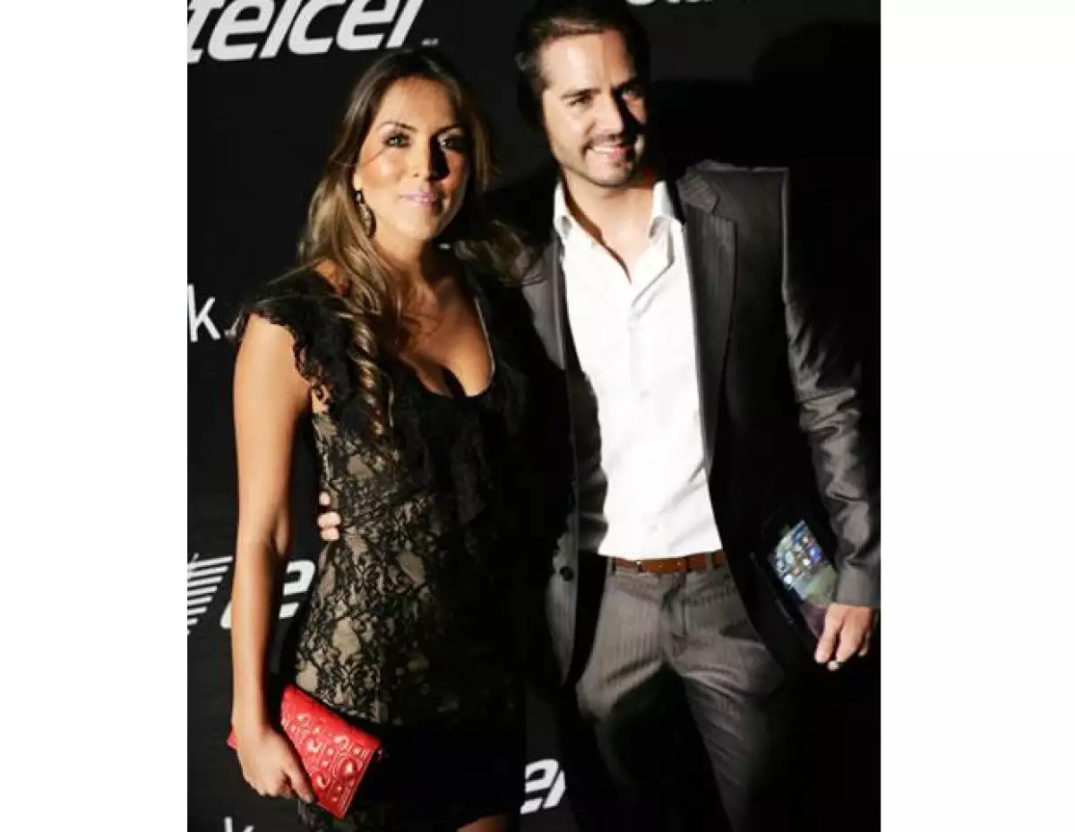 El actor, quien disfruta de las mieles de su trabajo, todavía continúa su relación sentimental con Karla Pineda, de quien se le ve muy enamorado.