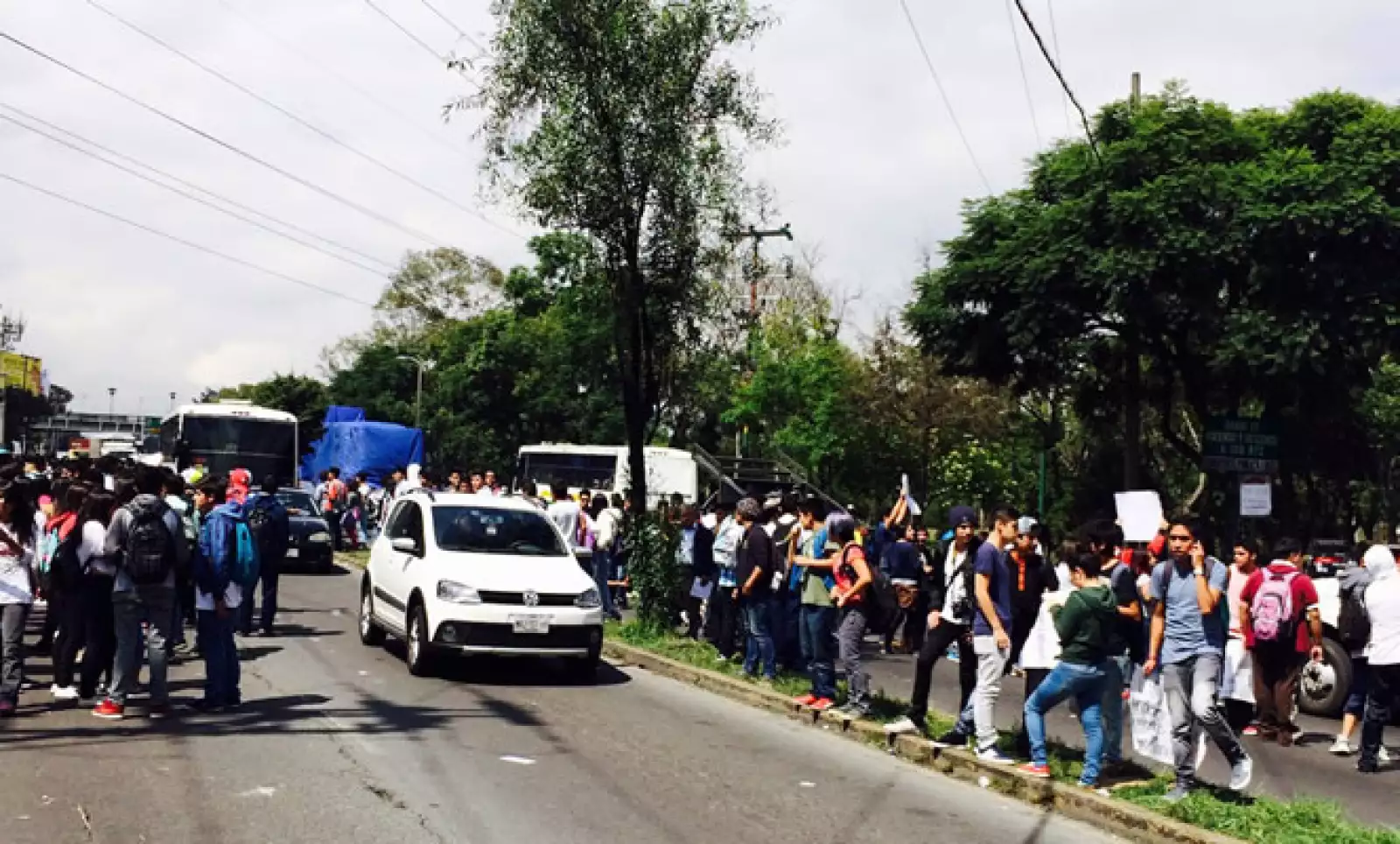 Los automovilistas y usuarios del transporte público son desviados hacia vías alternas.