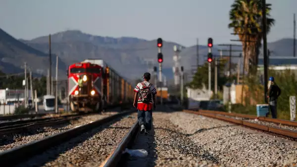 Migrantes intentan abordar un tren para llegar a la frontera con Estados Unidos, en Ramos Arizpe
