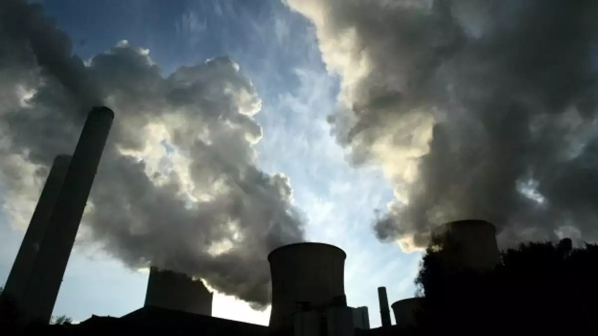 Chimeneas industriales arrojan gases contaminantes